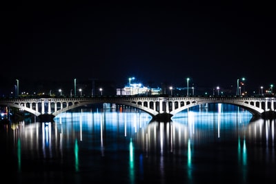 在夜间跨海大桥
